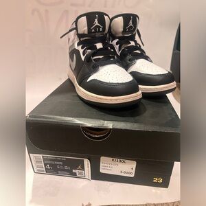 Jordan 1 mid white shadow size 4